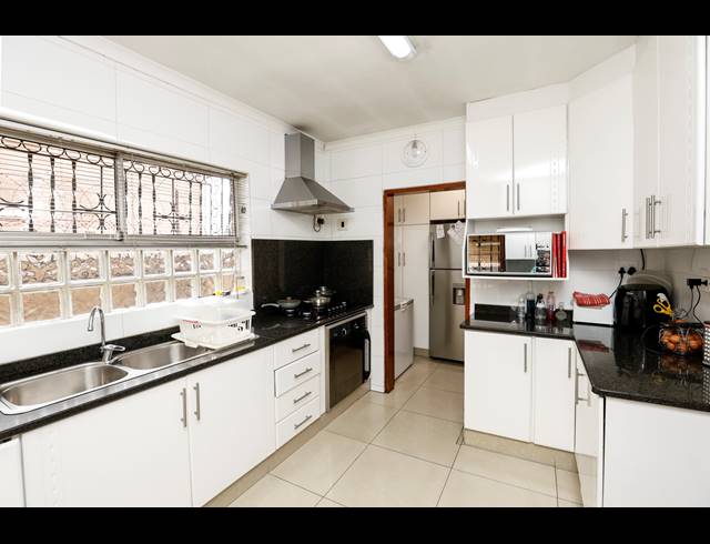 4 BEDROOM HOUSE FOR SALE IN OVERPORT